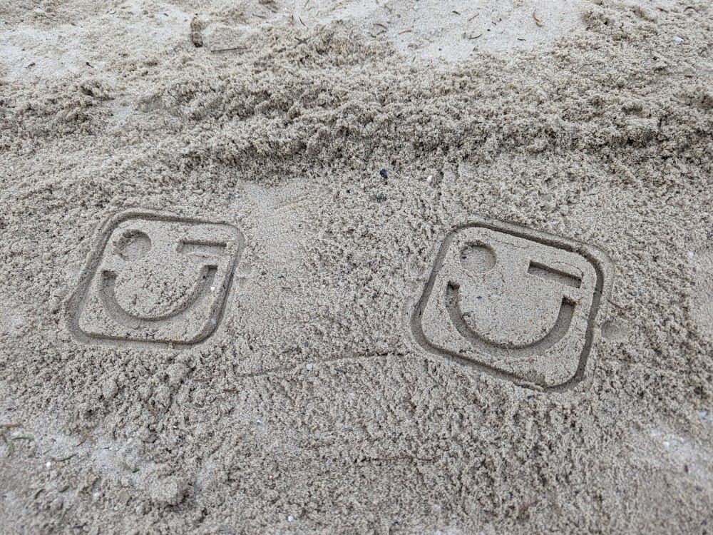 Smiley in het zand Groningen3